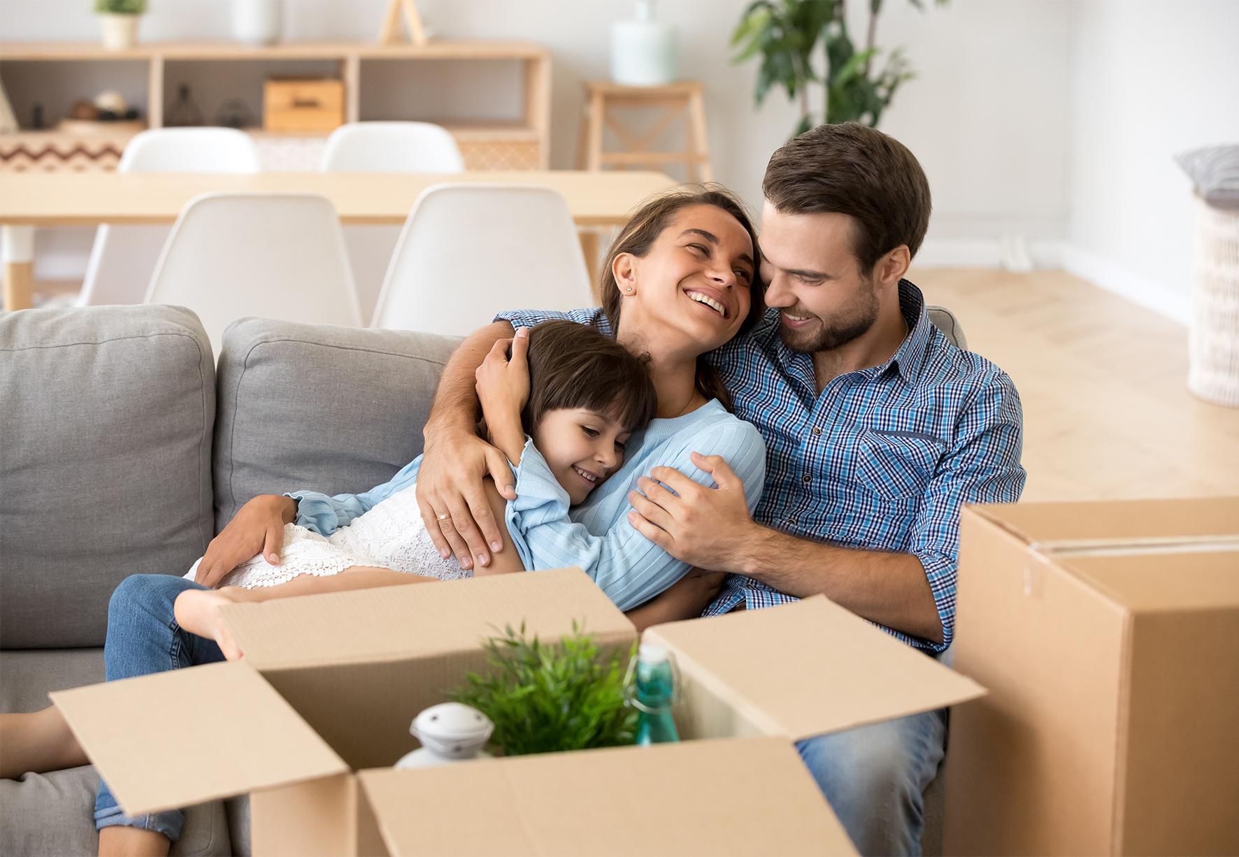 Família feliz em frente à sua nova casa em Porto Alegre